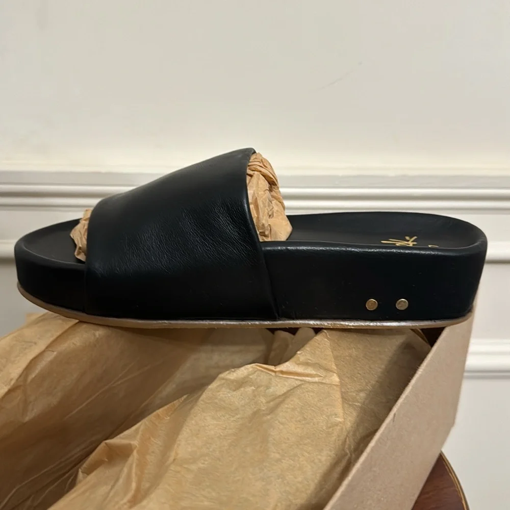 Beek Pelican Black Slide Sandals